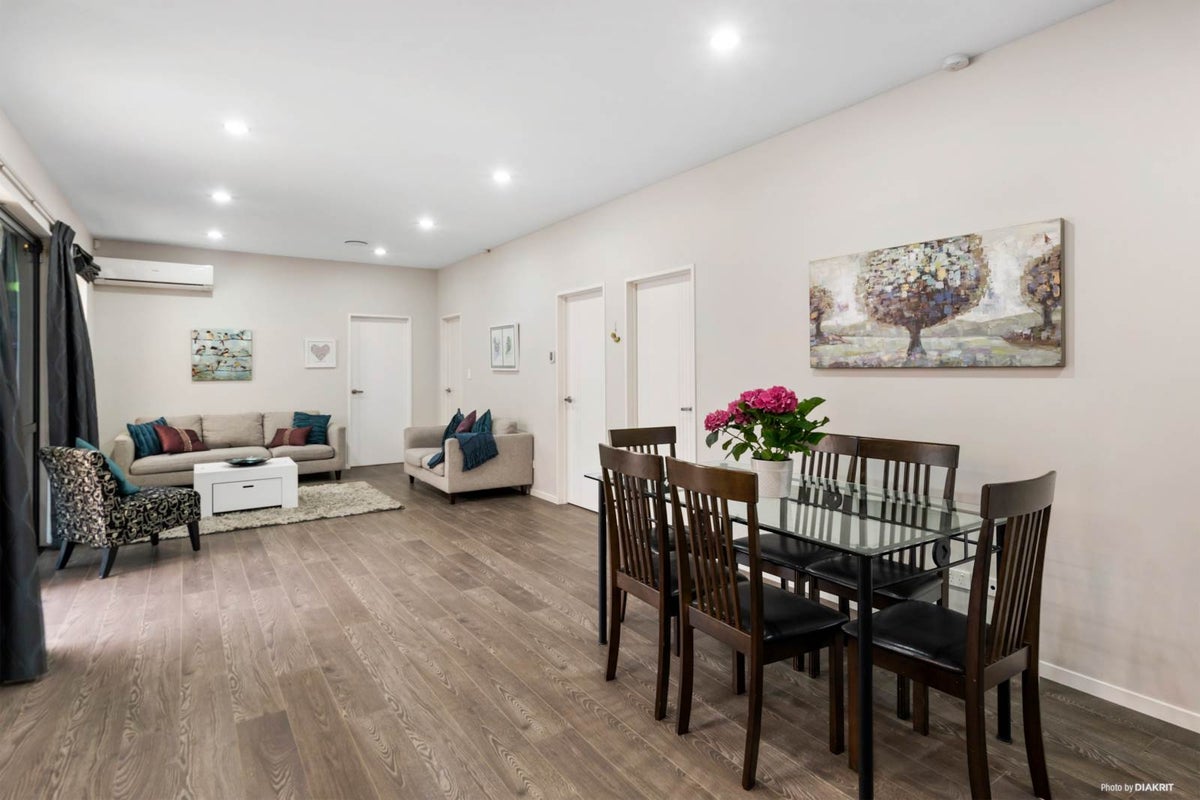 16 Springside Drive, Flat Bush, Auckland - Carousel 2