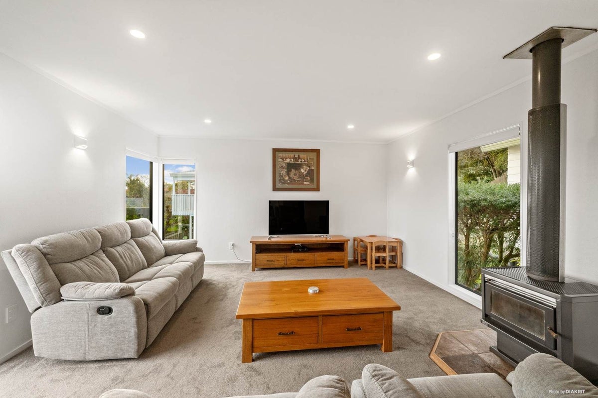 12 Emery Grove, Bayview, Auckland - Carousel 2