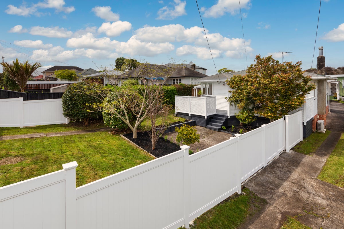 1/24 Strid Road, Te Atatu South, Auckland - Carousel 2