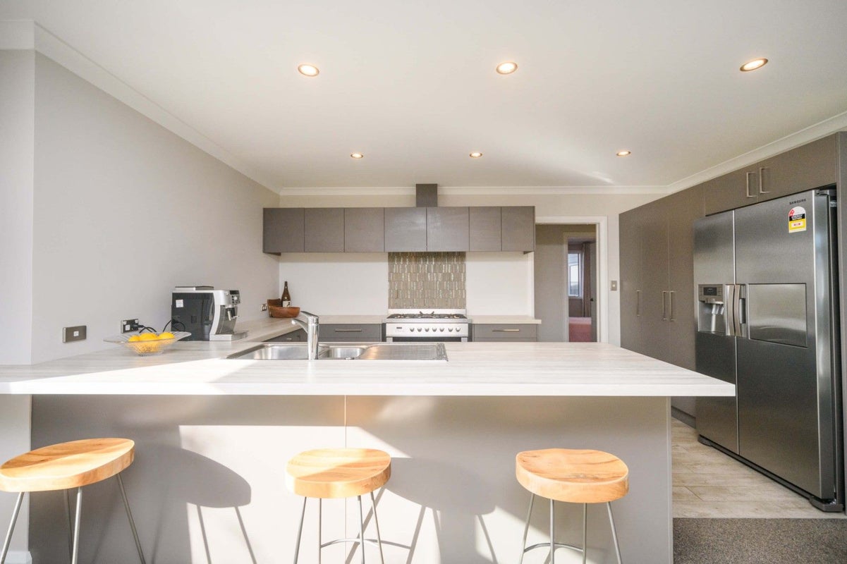8 Silkwood Place, Fitzherbert, Palmerston North - Carousel 2
