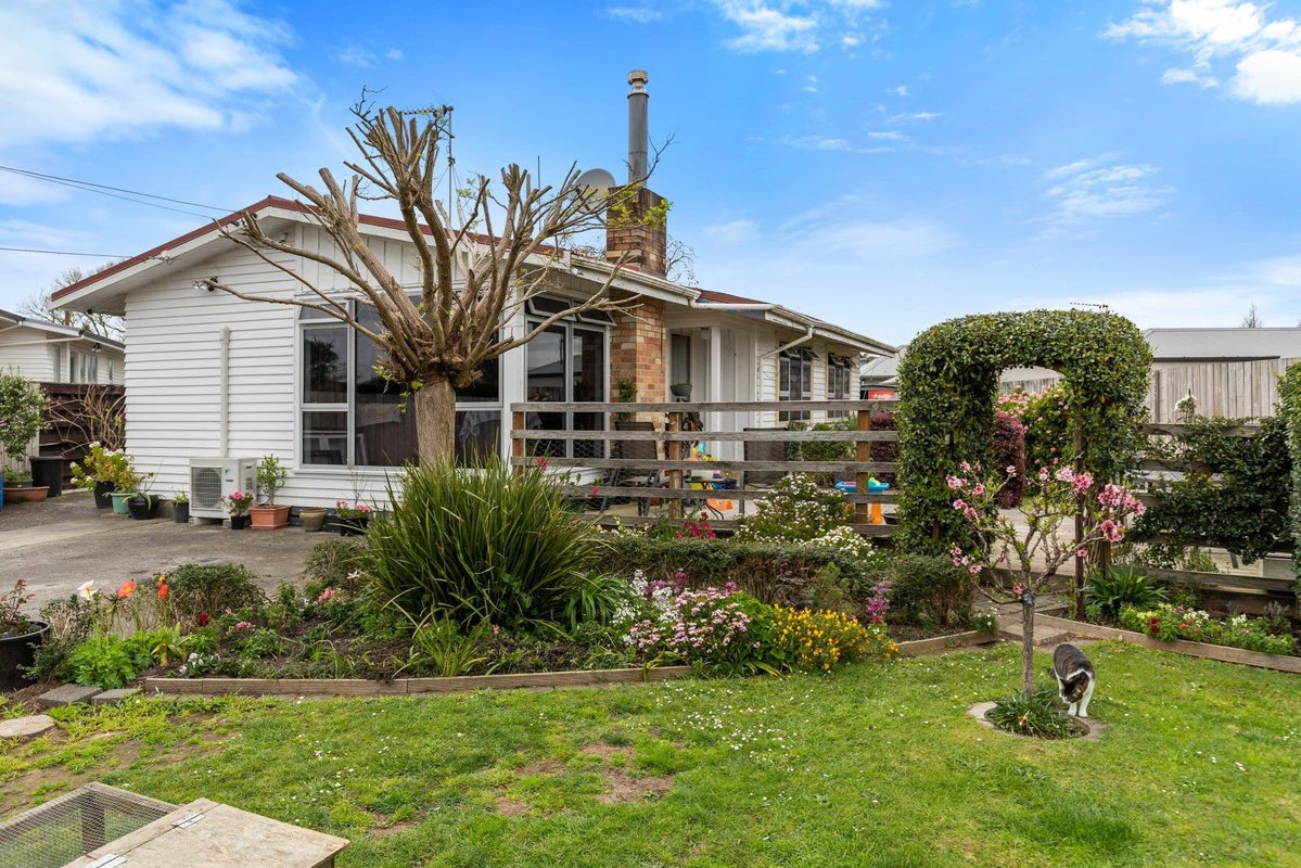9 Mahana Road, St Andrews, Hamilton - Carousel 1