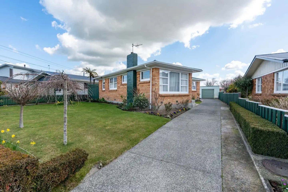49 Garden Heights Avenue, Glenview, Hamilton - Carousel 1