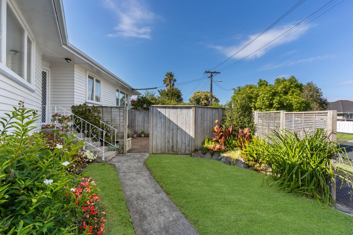21 Dundee Place, Blockhouse Bay, Auckland - Carousel 2