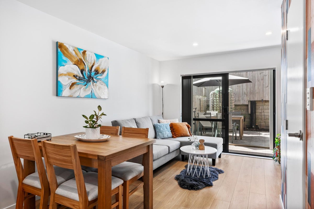 4/6 South Pacific Place, Henderson, Auckland - Carousel 2