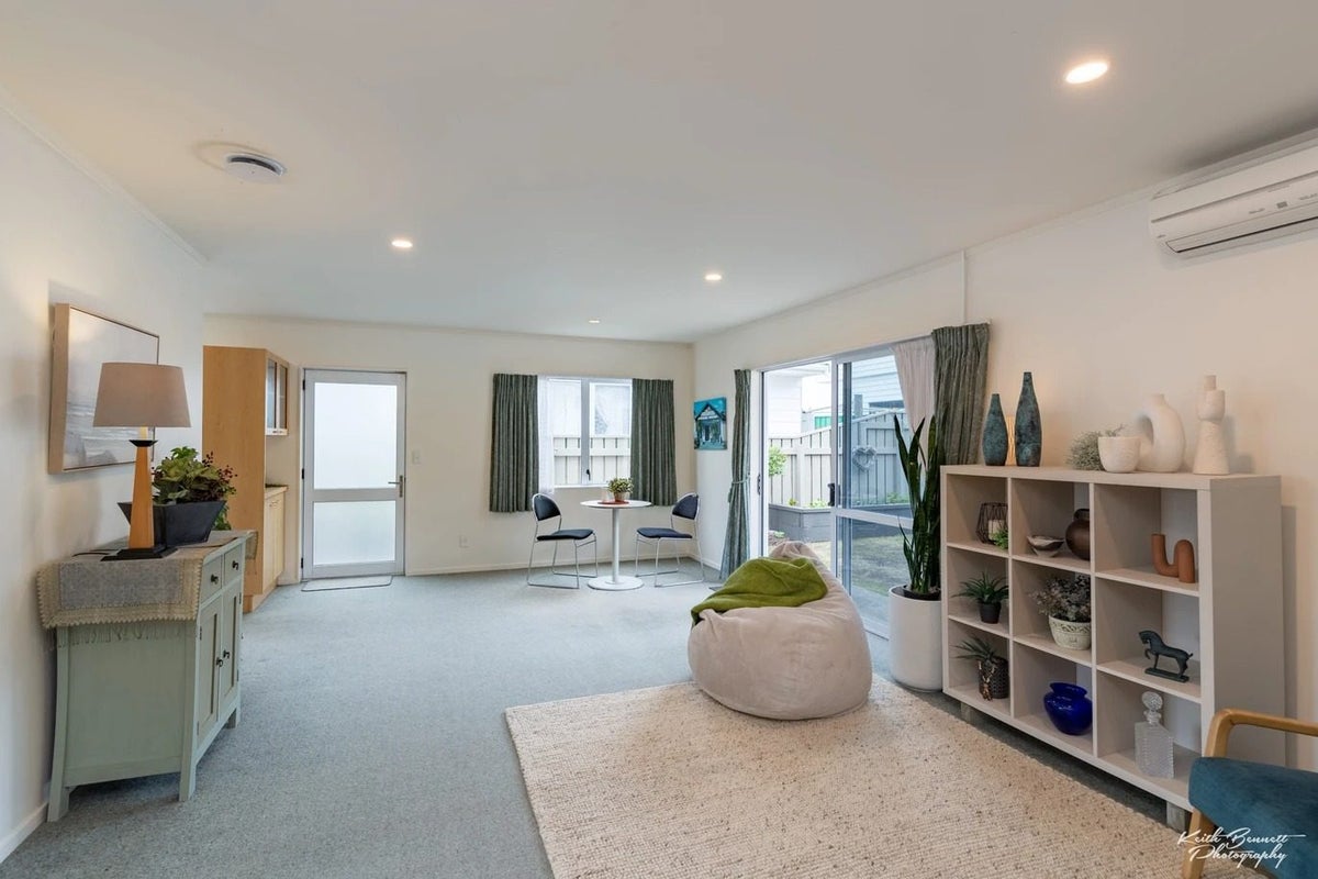 2/61 MAIN RD, TITAHI BAY, PORIRUA - Carousel 2