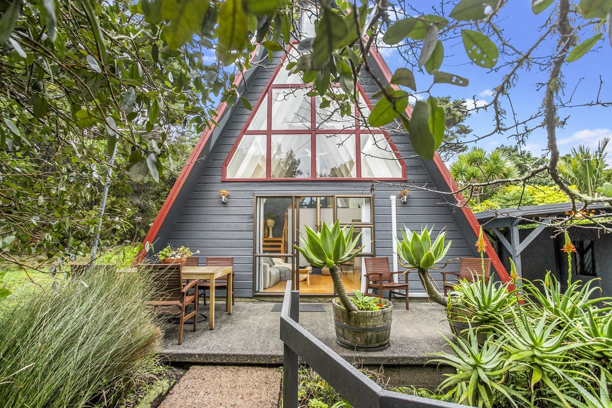 52 Bay Road, Ostend, Waiheke Island - Carousel 1