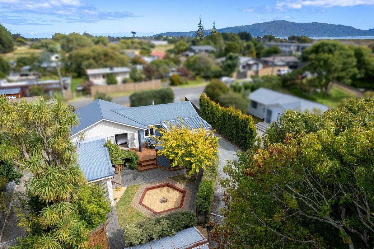 15 Ruru Road, Otaihanga, Paraparaumu - Carousel 1