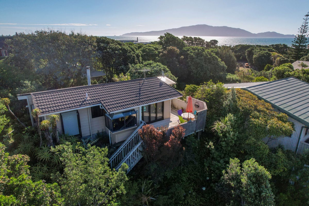 14 Hughes Street, Waikanae Beach, Waikanae - Carousel 1
