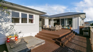 23 Handyside Street, Tawa, Wellington - Carousel 1