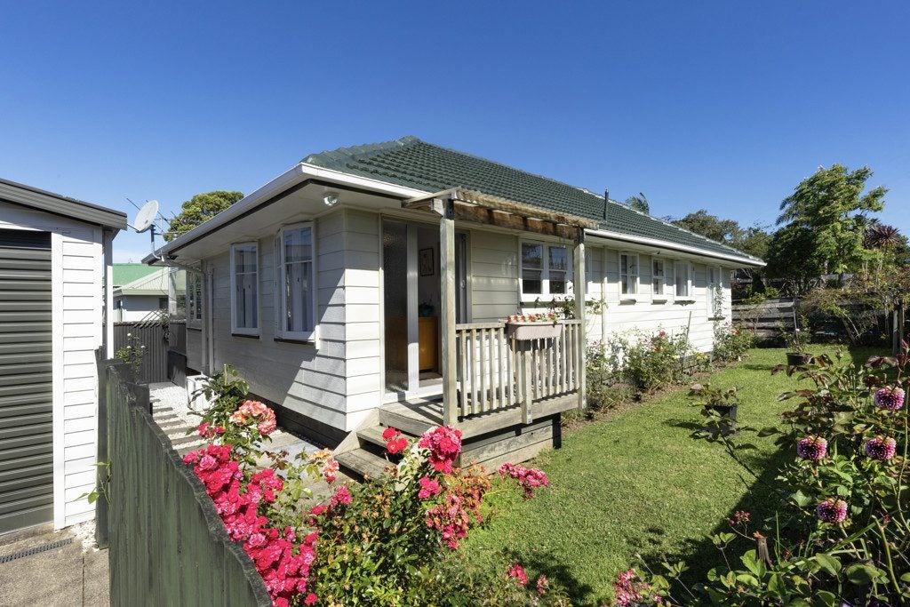 2 Simpson Road, Ranui, Auckland - Carousel 1