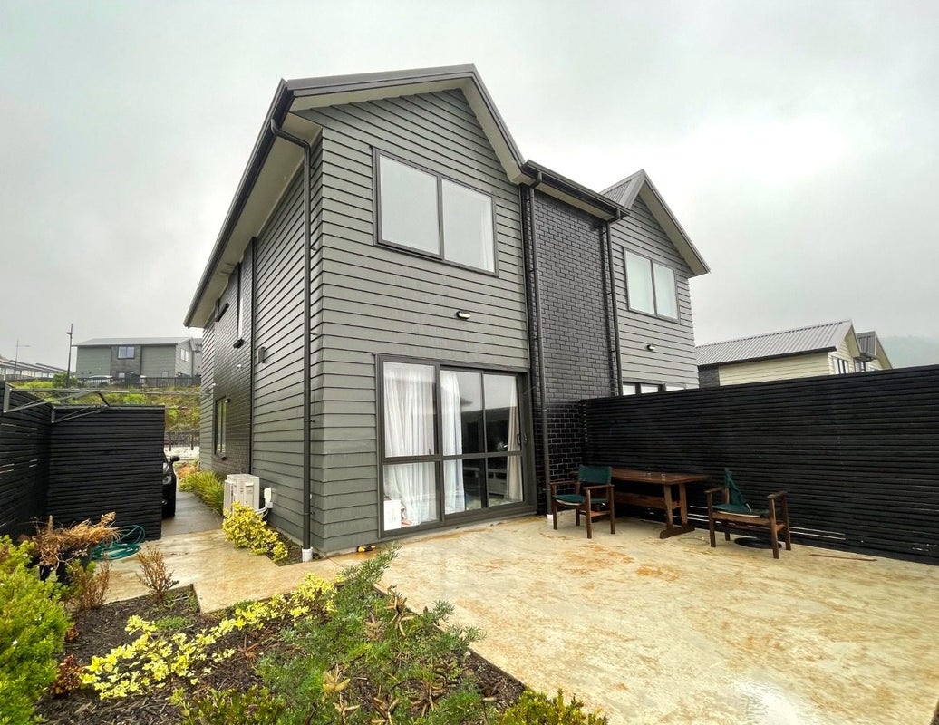 4 Turtleback Avenue, Whitby, Porirua - Carousel 1