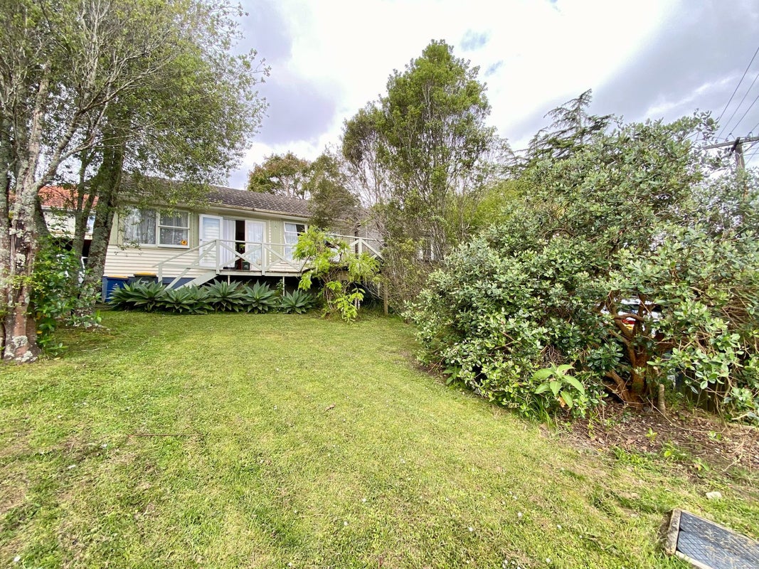 1/2 Derwent Crescent, Titirangi, Auckland - Carousel 10