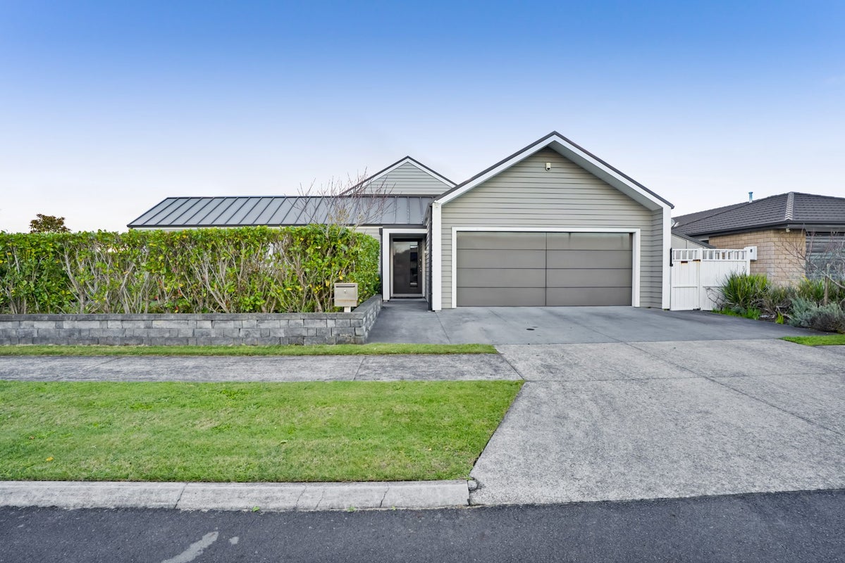 1 Gleneagles Way, Waiwhakaiho, New Plymouth - Carousel 50
