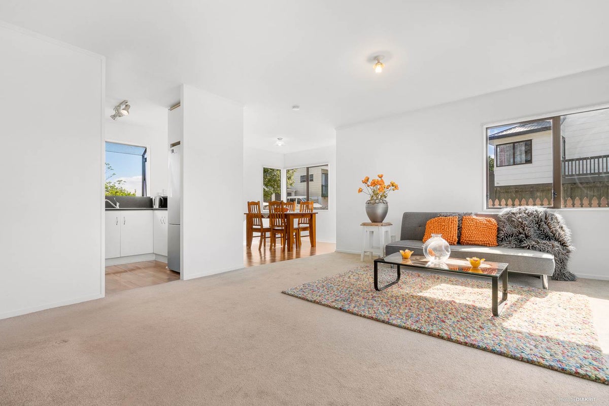 1/15 Coubray Place, Botany Downs, Auckland - Carousel 2