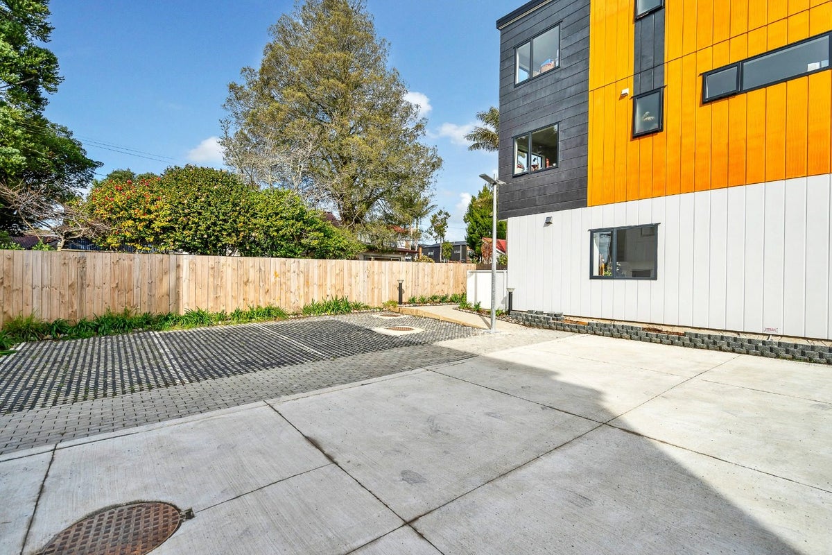 8/54 Swanson Road, Henderson, Auckland - Carousel 18