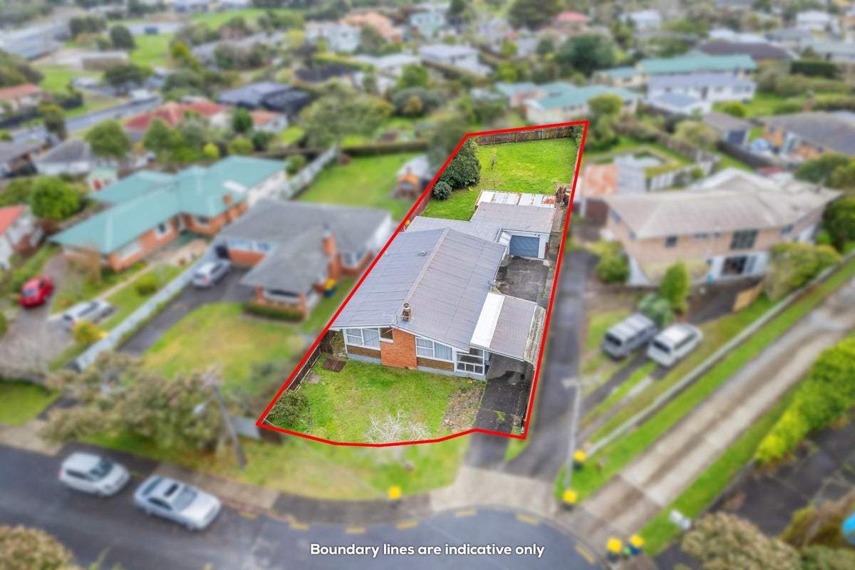 8 Rowan Terrace, Te Atatu South, Auckland - Carousel 1