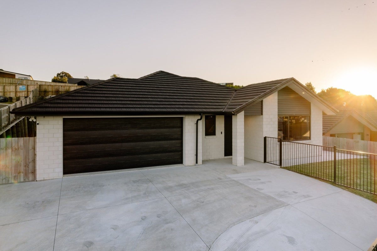 38 Rose Berry Crescent, Flagstaff, Hamilton - Carousel 1