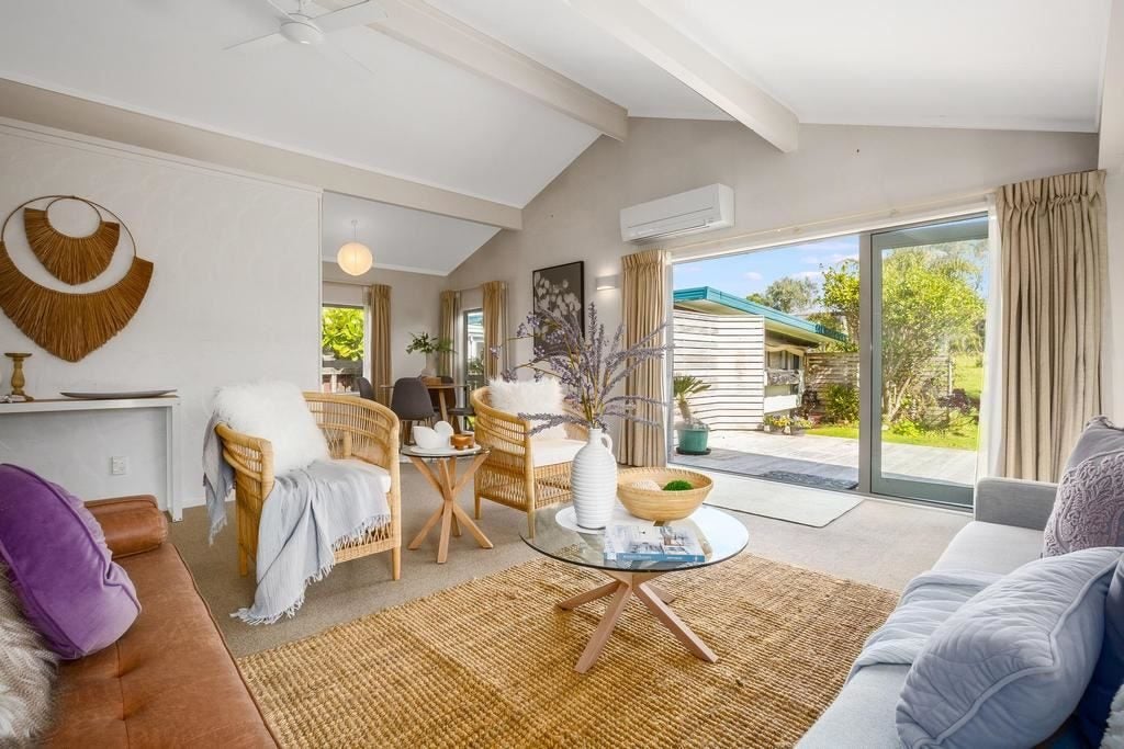 5 Goldie Place, Waikanae Beach, Waikanae - Carousel 1