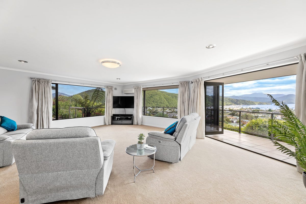 10 Moana Heights, Waikawa, Picton - Carousel 1