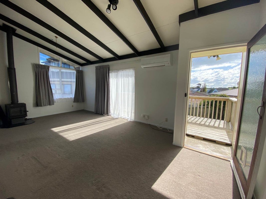 4 Struan Place, Highland Park, Auckland - Carousel 2