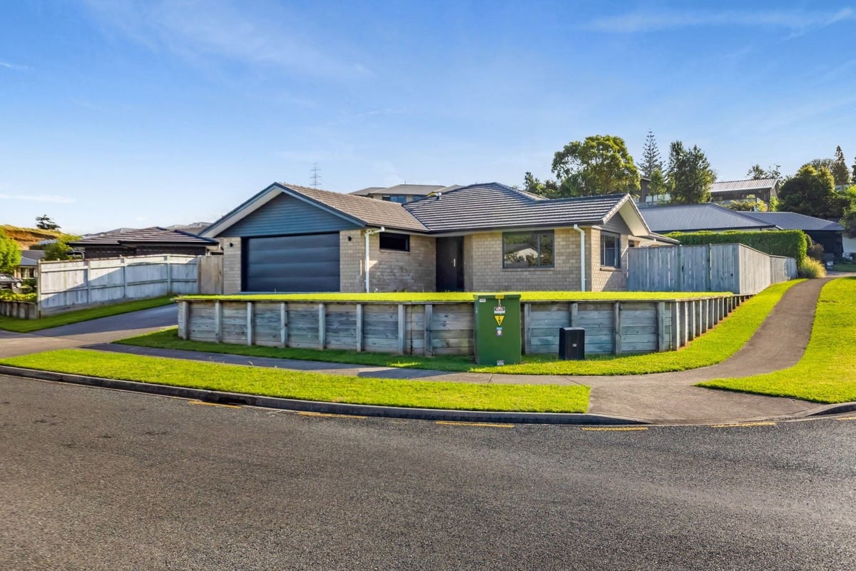 40 Fernbrook Drive, Hurworth, New Plymouth - Carousel 1