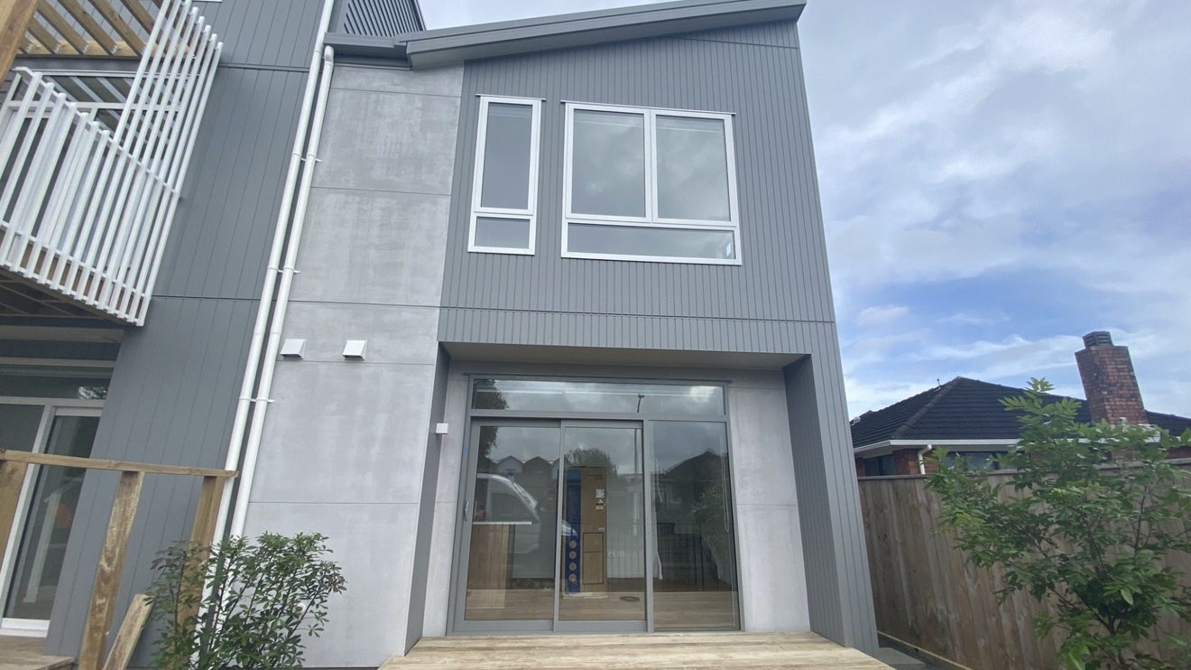 14/2 Moor Avenue, Te Atatu Peninsula, Auckland - Carousel 1