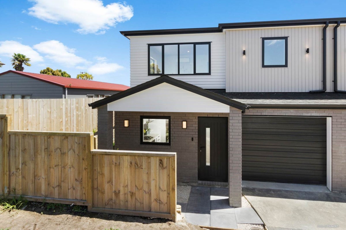 2A Lucinda Place, Glen Eden, Auckland - Carousel 1