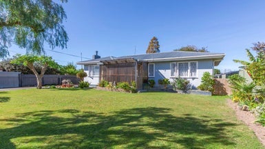 17 Read Crescent, Clive, Clive - Carousel 1