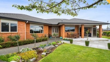 2 Manurau Crescent, Merrilands, New Plymouth - Carousel 1