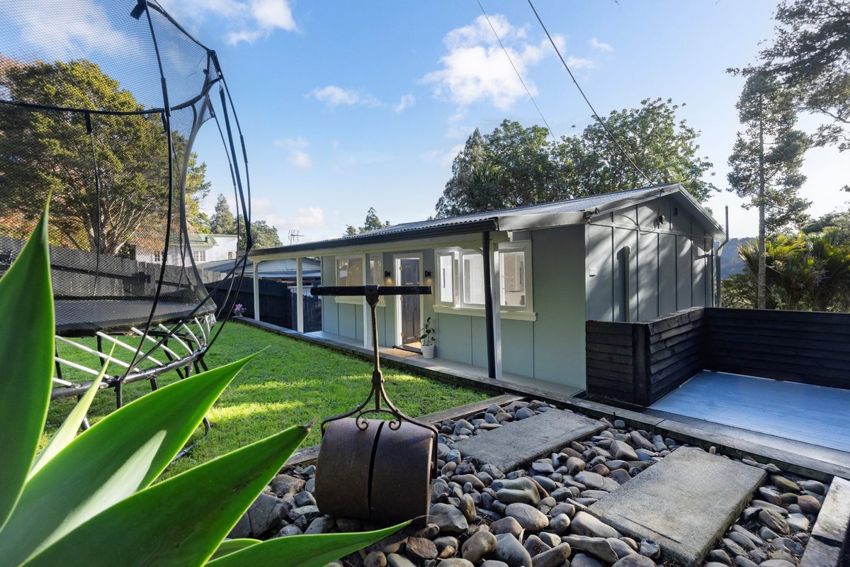 591 South Titirangi Road, Titirangi, Auckland - Carousel 1