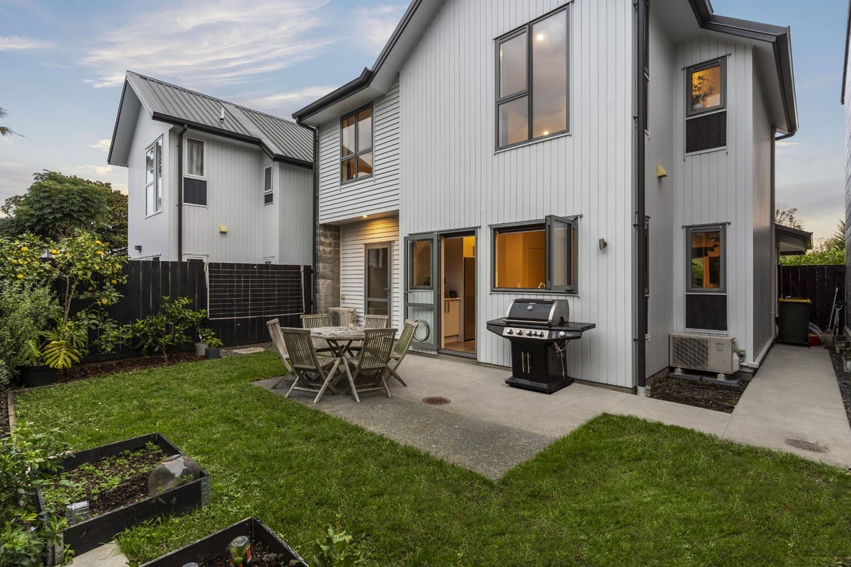7 Glenbrae Glade, Glen Innes, Auckland - Carousel 1