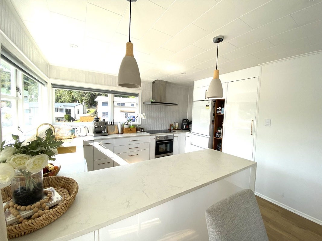 10 Woodman Drive, Tawa, Wellington - Carousel 2