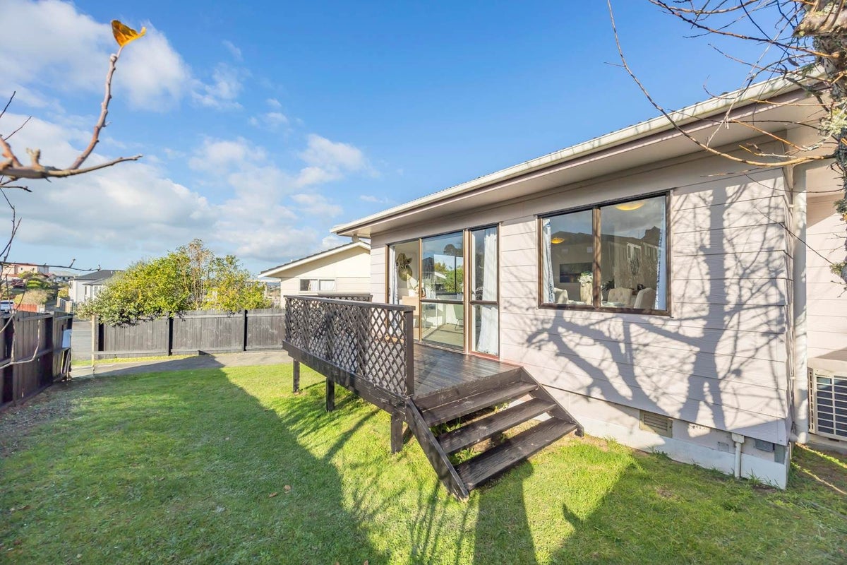 2/2 Tacitus Place, Totara Vale, Auckland - Carousel 2