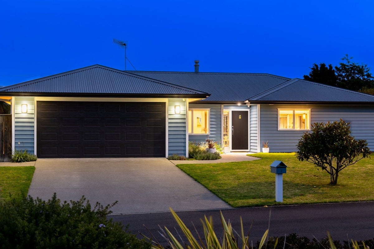 7 Simpson Crescent, Raumati Beach, Paraparaumu - Carousel 1