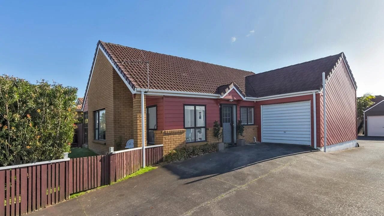 1/8 Vincent Street, Howick, Auckland - Carousel 1