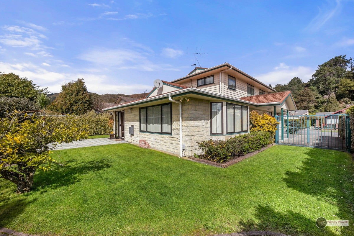 31 Waddington Drive, Naenae, Lower Hutt - Carousel 1
