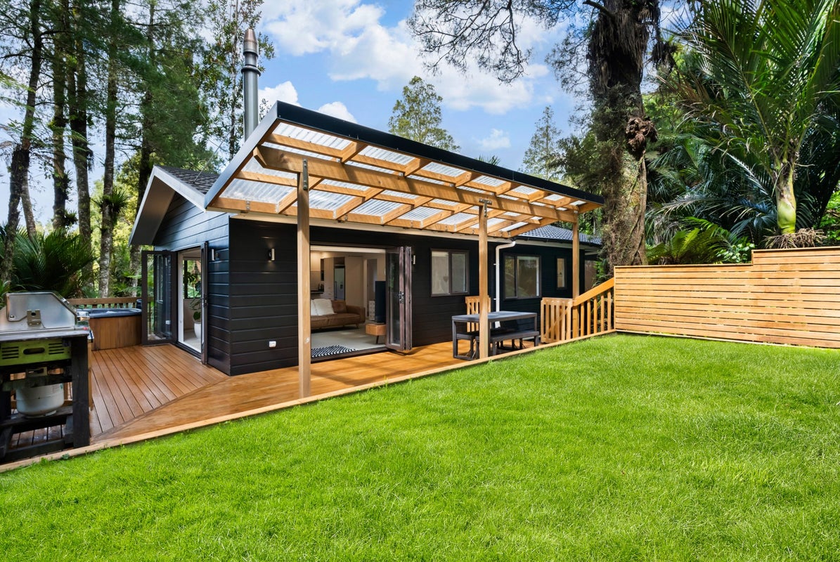 408 Scenic Drive, Waiatarua, Auckland - Carousel 1