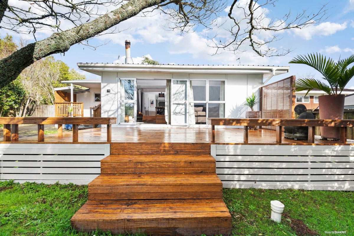 24 Grassmere Road, Henderson Valley, Auckland - Carousel 1