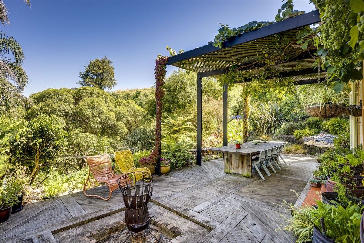 1 Lawrence Road, Hospital Hill, Napier - Carousel 27