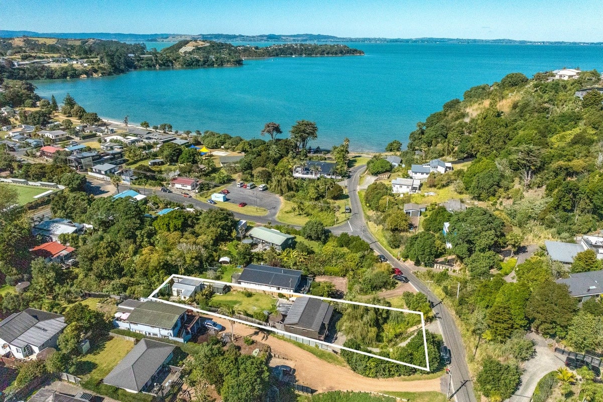 35 Lannan Road, Surfdale, Waiheke Island - Carousel 2