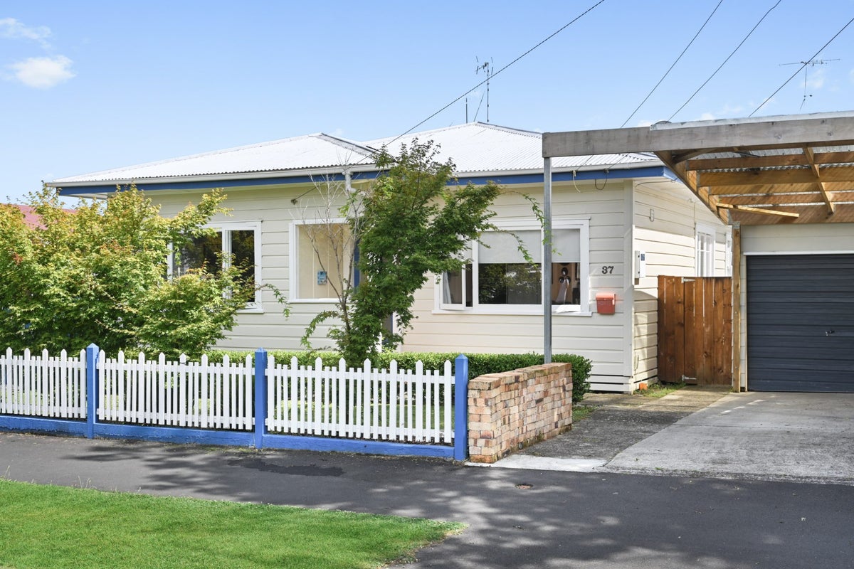 37 Wellington Street, Hamilton East, Hamilton - Carousel 1