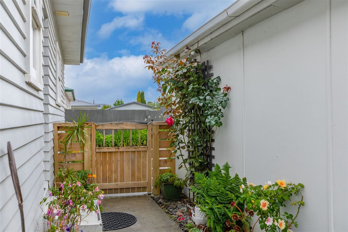 1/18 Menin Road, Onekawa, Napier - Carousel 18
