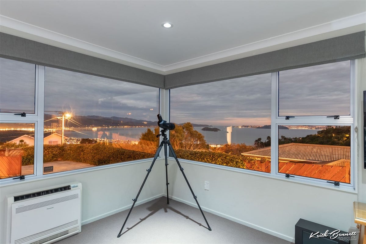 8 Te Whiti Grove, Korokoro, Lower Hutt - Carousel 1