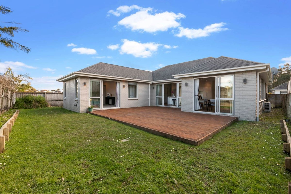45 Harrowglen Drive, Northcross, Auckland - Carousel 2
