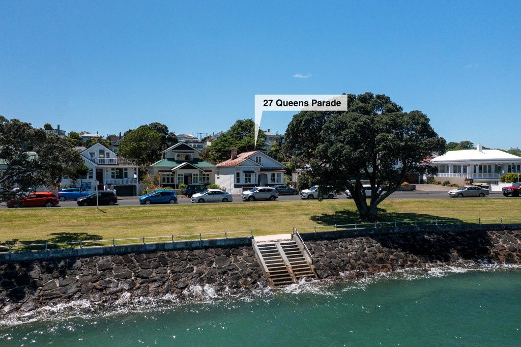 27 Queens Parade, Devonport, Auckland - Carousel 1