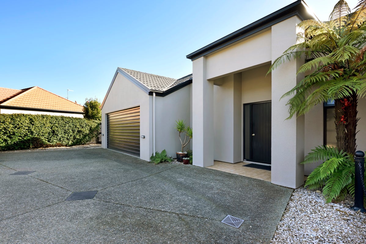 15 Heritage Crescent, Richmond, Richmond - Carousel 1