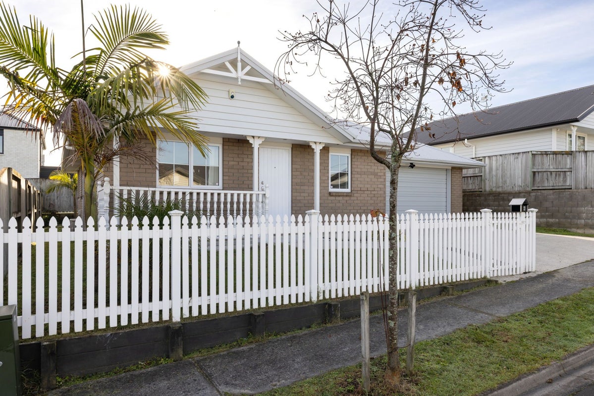 6 Queens Park Crescent, Frankton, Hamilton - Carousel 1