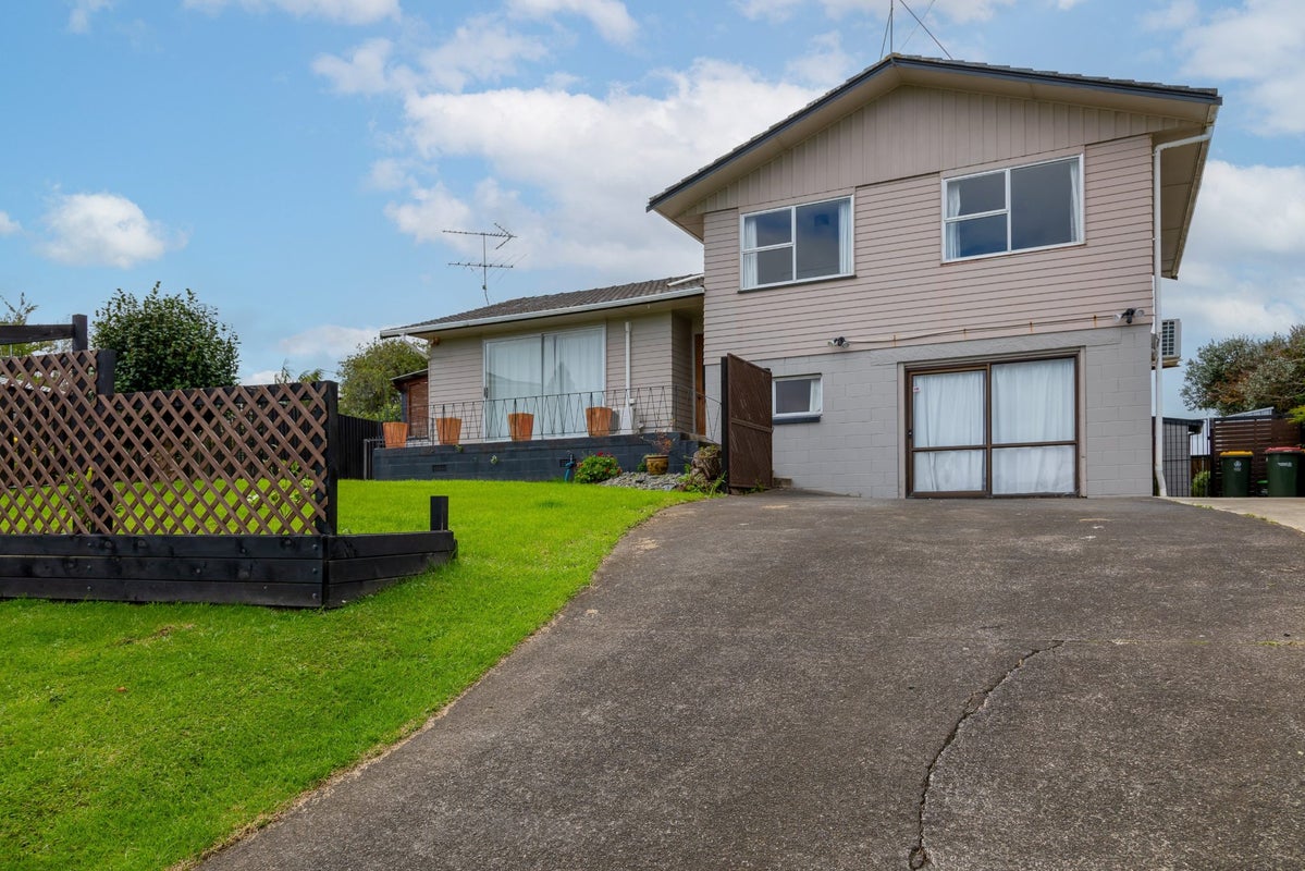 9 Waikaremoana Place, Pakuranga Heights, Auckland - Carousel 1