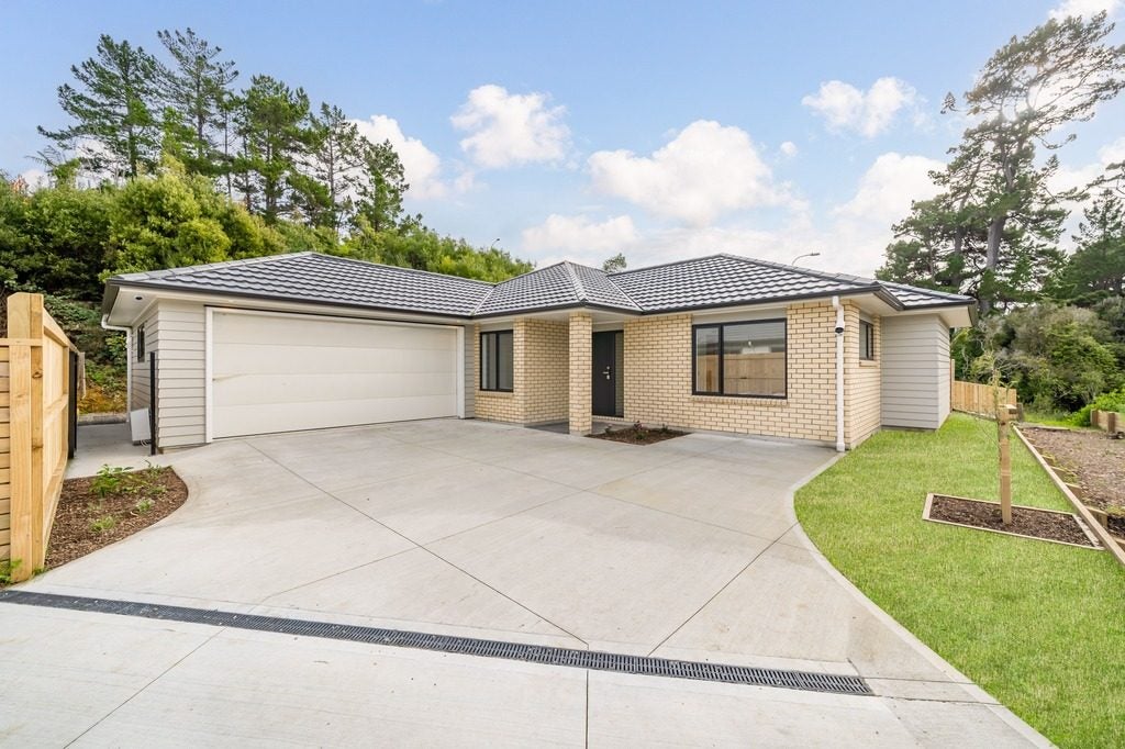15 Te Awa Rere Grove, Stokes Valley, Lower Hutt - Carousel 2
