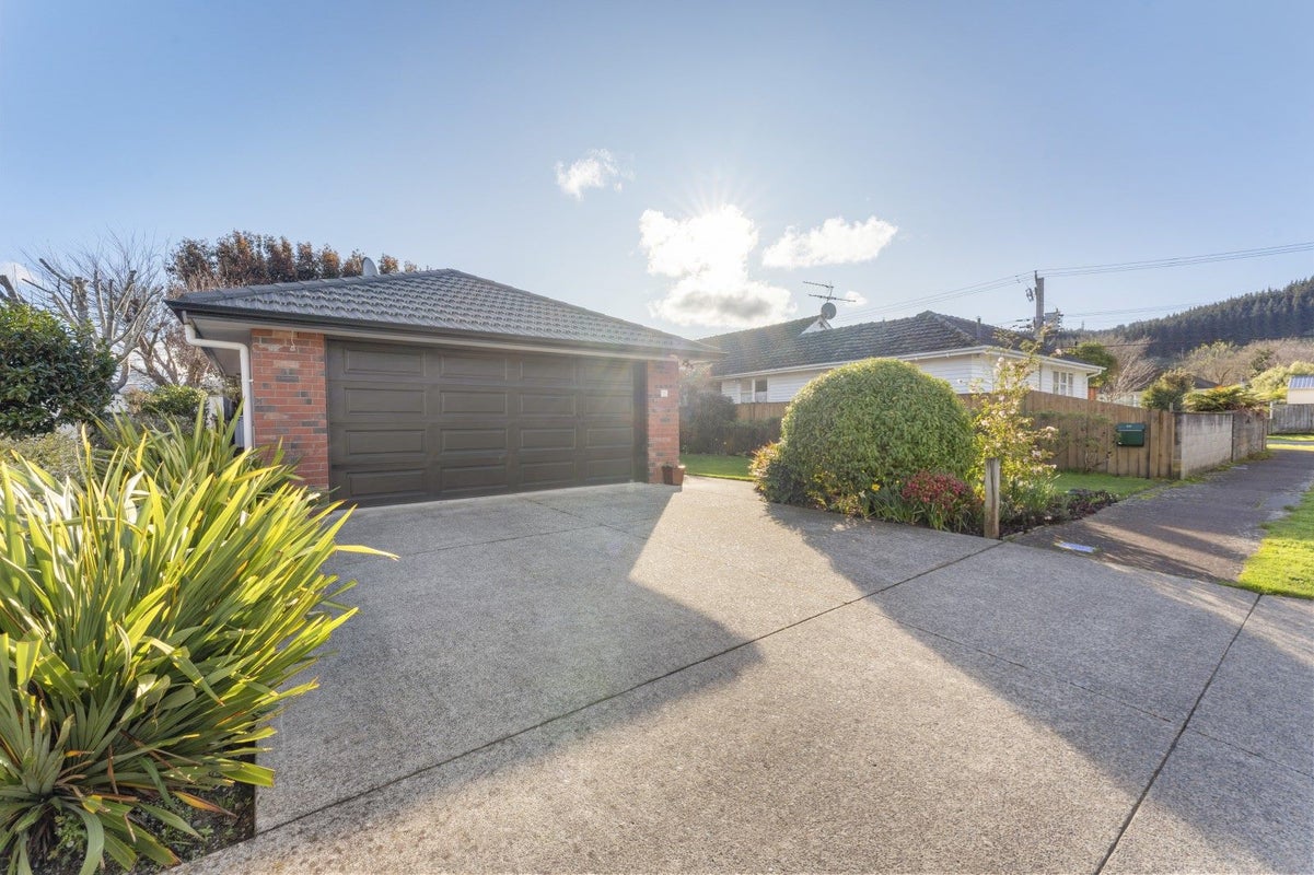 22 McCurdy Street, Elderslea, Upper Hutt - Carousel 2
